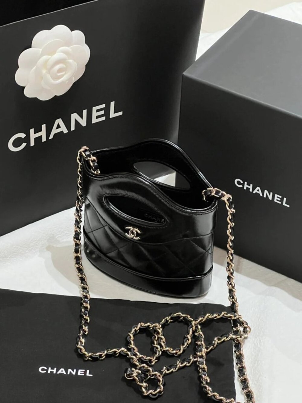 Classic CHANEL Bags: A Stylish and Versatile Choice for Elegance - Picture 4 of 6